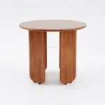 طاولة طعام بتصميم مميز مع مساحة تخزين