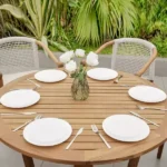 طاولة طعام دائرية بتصميم بسيط