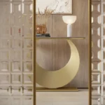 طاولة كونسول بقاعدة على شكل هلال