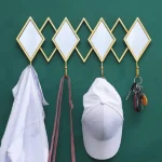 علاقة ملابس فاخرة مثبتة على الحائط للمداخل