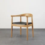 كرسي طاولة طعام بمساند للذراعين