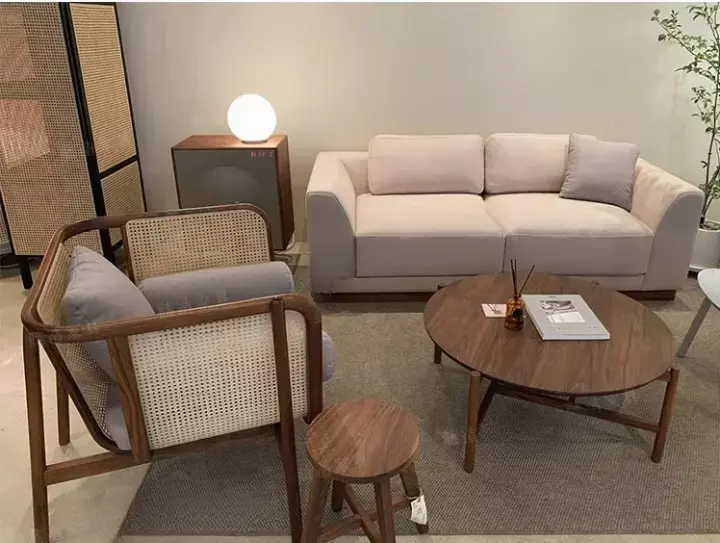 كرسي مفرد من الروطان بتصميم ريفي