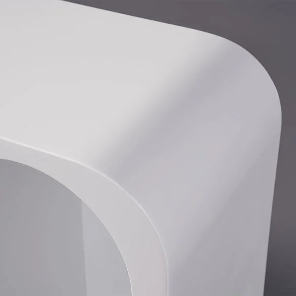 طاولة كونسول بتصميم مبدع مع أرفف مقوسة