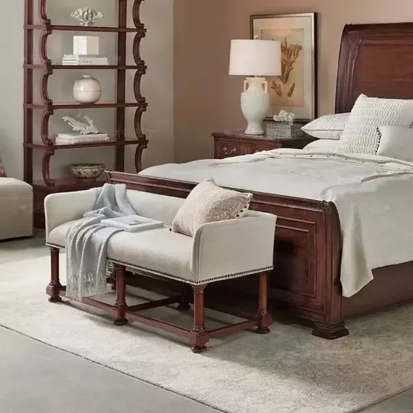 مقعد بنش بتصميم كلاسيكي
