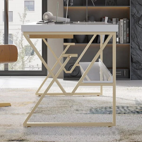 طاولة مكتب للعمل بتصميم مميز