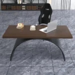 طاولة مكتب بشكل مستطيل مع قاعدة منحنية