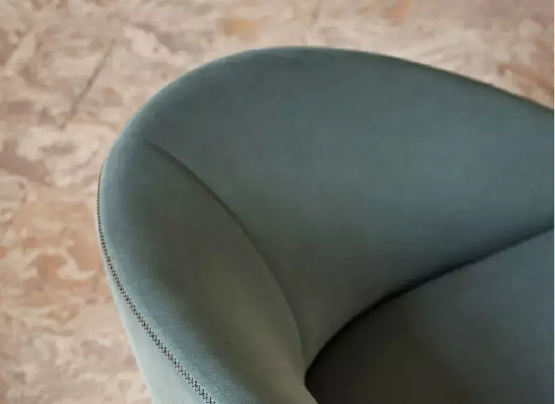 كنب شيزلونج بمسند منعكس فخم