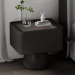 طاولة جانبية للسرير على شكل مربع 