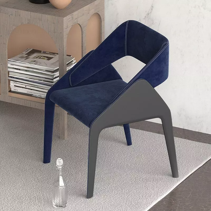كرسي طعام بتصميم هندسي مريح