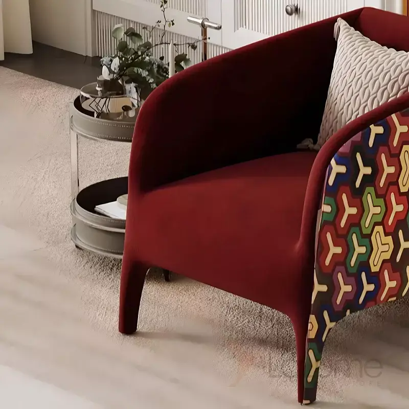 كرسي مفرد منقوش بتصميم حديث مختلف