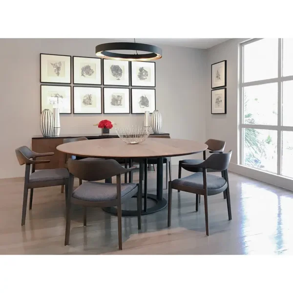 طاولة طعام دائرية مع كراسي