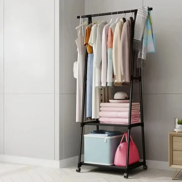 علاقة ملابس على شكل مثلث