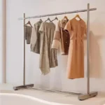 ⁦علاقة ملابس مميزة بقاعدة ثابتة⁩ - الصورة ⁦8⁩