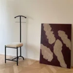علاقة ملابس مقعد بتصميم عملي