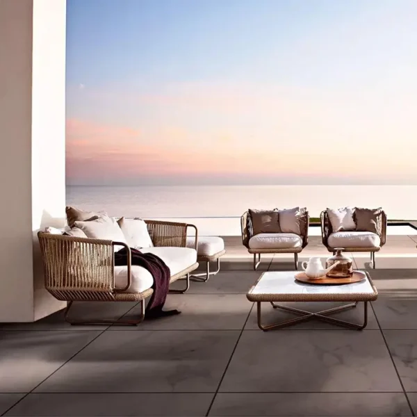 جلسات خارجية مع طاولة القهوة للفناء