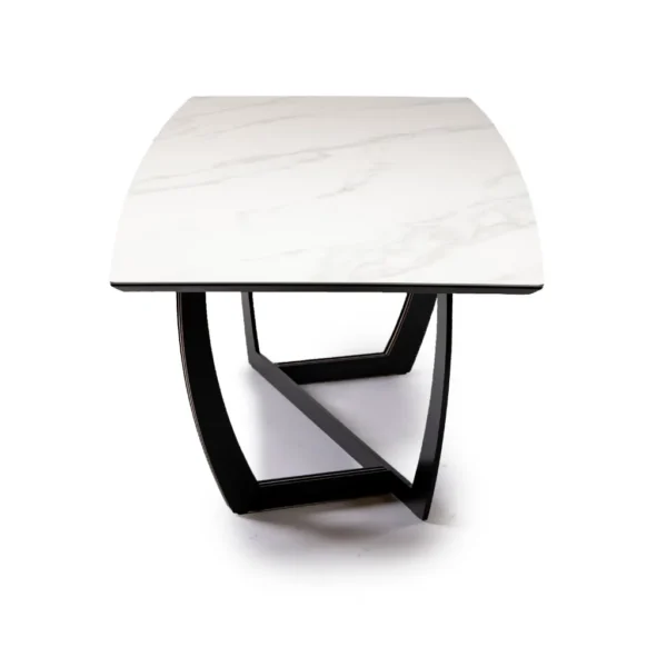 طاولة طعام سيراميك بيضاء بقاعدة معدنية سوداء مزينة بتفاصيل ذهبية في غرفة طعام عصرية