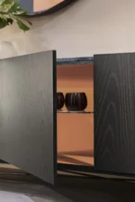 بوفيه خشب عصري بإطار معدني وقاعدة مرتفعة مناسب لغرف الطعام في السعودية