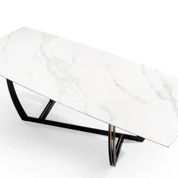 طاولة طعام سيراميك بيضاء بقاعدة معدنية سوداء مزينة بتفاصيل ذهبية في غرفة طعام عصرية