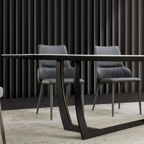 طاولة طعام سيراميك بيضاء بقاعدة معدنية سوداء مزينة بتفاصيل ذهبية في غرفة طعام عصرية