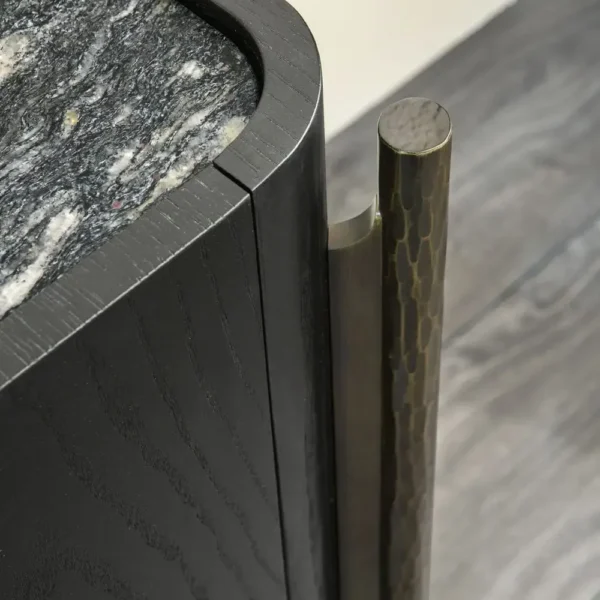 بوفيه خشب عصري بإطار معدني وقاعدة مرتفعة مناسب لغرف الطعام في السعودية