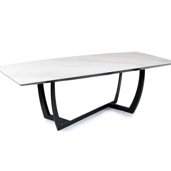 طاولة طعام سيراميك بيضاء بقاعدة معدنية سوداء مزينة بتفاصيل ذهبية في غرفة طعام عصرية