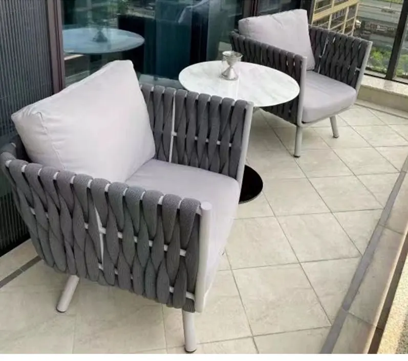 جلسات خارجية مع طاولة للحديقة