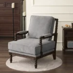 كرسي منفرد يتميز بالرقي و اللمسة الريفية