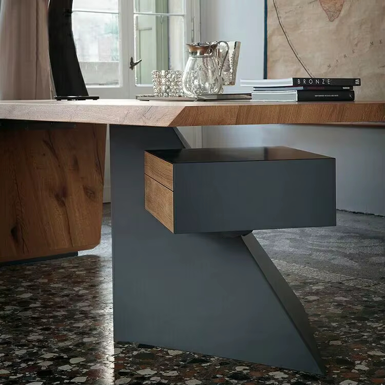 مكتب عصري بتصميم حديث